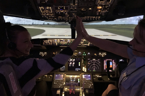 Boeing 737-800 NG - Happy Landing, mit Flightdeck L.E. Boeing 737-800 NG - Happy Landing, mit Flightdeck L.E.