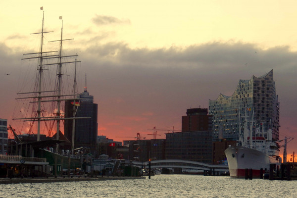 Morgendlicher Blick auf die Elbphilharmonie