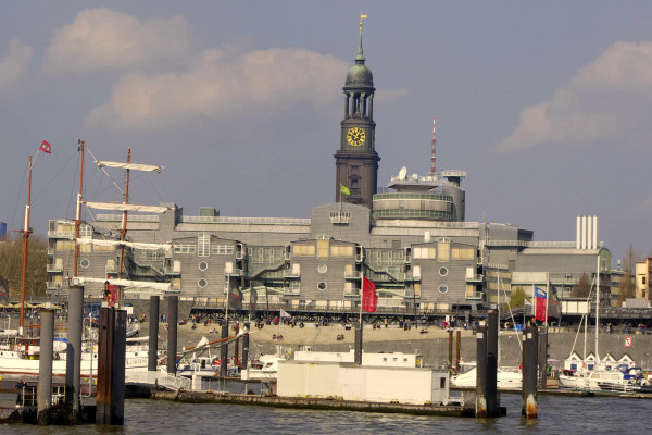 Blick vom Hafen zur St. Michaelis Kirche