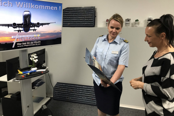 Jetzt gibt es noch ein tolles Zertifikat zur Erinnerung, mit Deinem Bild aus dem Cockpit, das Dein Instruktor heimlich von Dir geschossen hat. Jetzt gibt es noch ein tolles Zertifikat zur Erinnerung, mit Deinem Bild aus dem Cockpit, das Dein Instruktor heimlich von Dir geschossen hat.