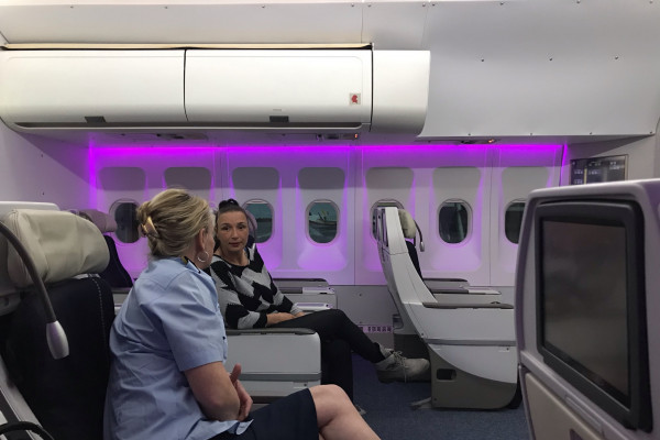 16 Plätze für Deine Begleitpersonen, mit direktem Blick ins Cockpit, oder auf den großen Bildschirm an dem die Cockpitkamera angeschlossen ist. Der Ausblick aus unseren 14 Seitenfenstern nach außen ist echt krass, das musst Du gesehen haben. 16 Plätze für Deine Begleitpersonen, mit direktem Blick ins Cockpit, oder auf den großen Bildschirm an dem die Cockpitkamera angeschlossen ist. Der Ausblick aus unseren 14 Seitenfenstern nach außen ist echt krass, das musst Du gesehen haben.