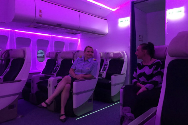 Für Start, Landung, oder den Nachtflug gibt es dann beruhigendes Magenta-Licht in der Kabine Für Start, Landung, oder den Nachtflug gibt es dann beruhigendes Magenta-Licht in der Kabine