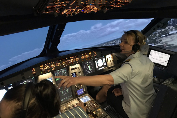 Ach ja, nicht durch den Instruktor ablenken lassen, schön auf das Fliegen konzentrieren Ach ja, nicht durch den Instruktor ablenken lassen, schön auf das Fliegen konzentrieren