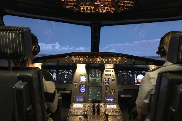 ... oh, ne rote Warnleuchte! Ach so, Autopilot aus, gelandet wird manuell, na klar! ... oh, ne rote Warnleuchte! Ach so, Autopilot aus, gelandet wird manuell, na klar!