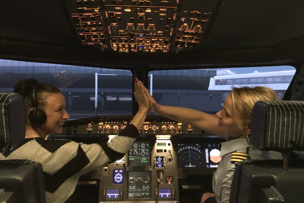 Zurück am Gate in Dubai Intl., das Flugzeug ist noch in einem Stück, die Passagiere auch, also super gelaufen, ein toller Flug, mit Flightdeck L.E. Zurück am Gate in Dubai Intl., das Flugzeug ist noch in einem Stück, die Passagiere auch, also super gelaufen, ein toller Flug, mit Flightdeck L.E.