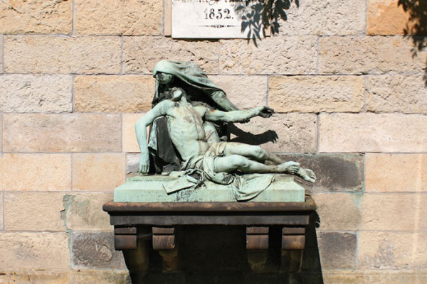 Besondere Grabdenkmäler wie die Grabstätte der Familie Schlippe werden gezeigt.