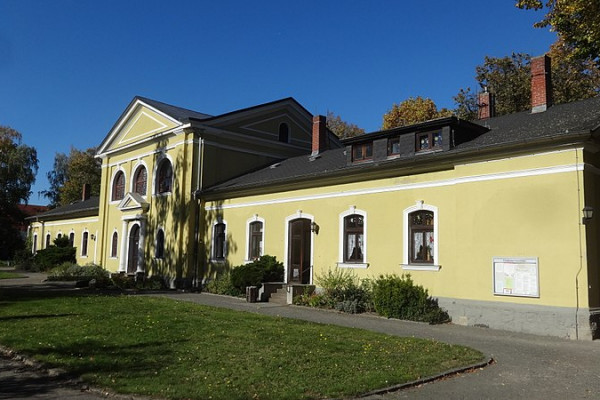 Das bescheidene aber schöne Kapellengebäude des Friedhofes.
