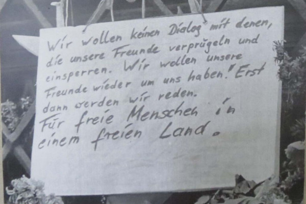 Plakate an der Nikolaikirche.