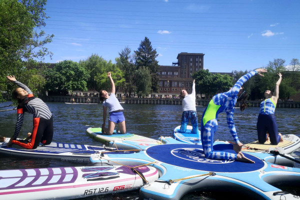 Eine fließende SUP Yoga Stunde auf der Spree