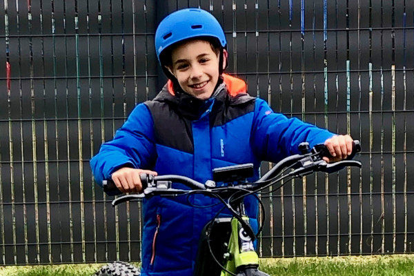 Kind auf seinem E-Roller