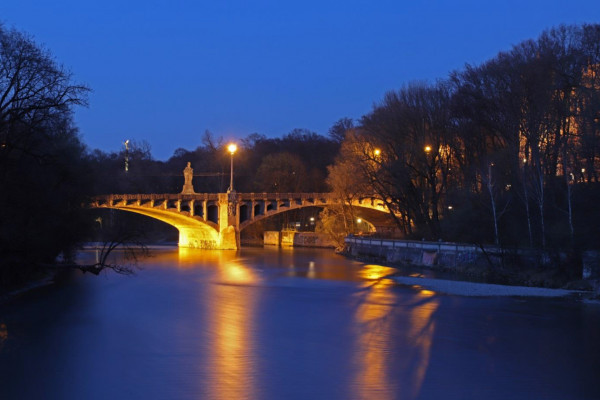 Maximiliansbrücke bei Nacht