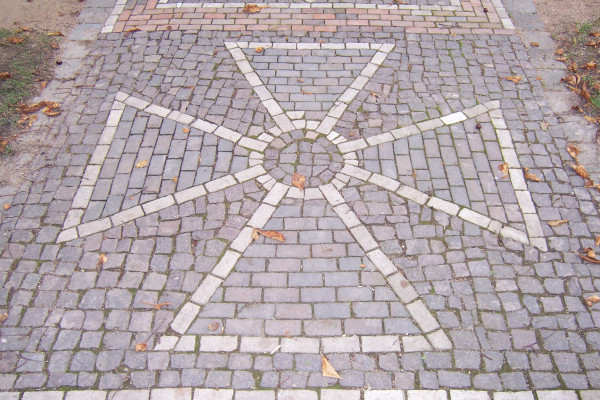 Bauschmuck erinnert an das Militär.