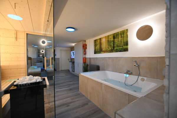 Sauna und Whirlpool mit Stimmungslicht