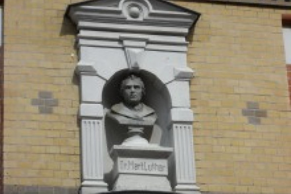 In der Cranachstr. erinnert eine Büste an Martin Luther.