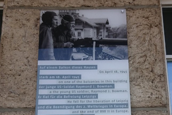 Am Capa-Haus erinnert eine Tafel an die letzten Gefechte, bevor Leipzig von der US-Armee befreit wurde.