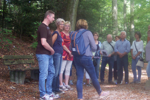 Frau Schnitzlein mit Gruppe am Weinberg