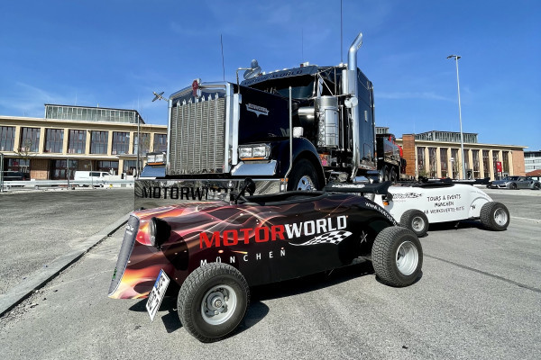 David meets Goliat , Wenckstern Hot Rods vor der Motorworld München
