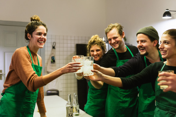 Anstoßen mit Kombucha-Sekt-Aperitif