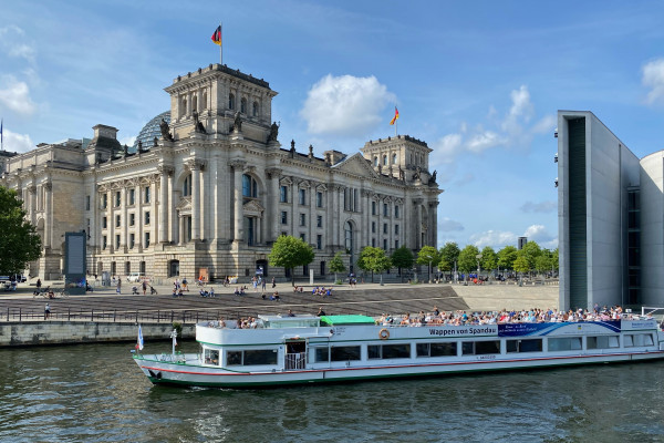 MS Wappen von Spandau im Regierungsviertel