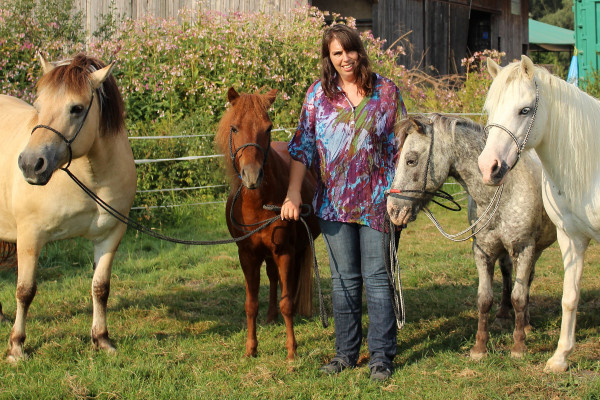 Kursleiterin Cornelia Raible mit ihren Ponys