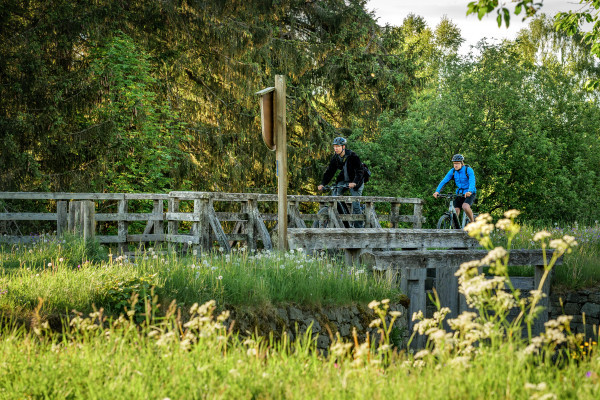 Es geht entlang an zahlreichen Gräben im Oberharz