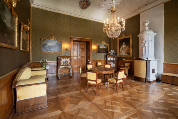 Weißer Empire Salon