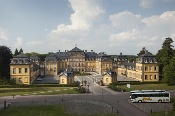 Residenzschloss Arolsen mit Busparkplatz