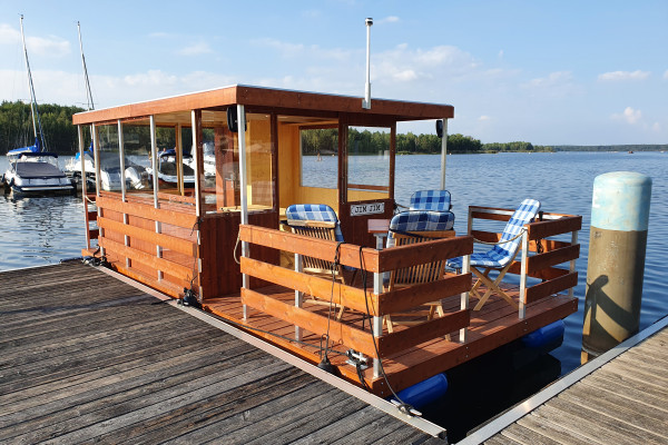 Hausboot am Steg