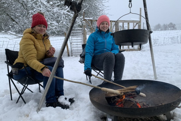 Stockbrot im Schnee auf dem Paddock der eifelnomaden