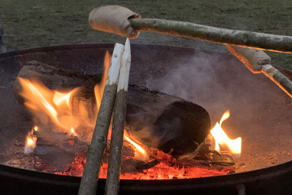 Feuerschale mit Stockbrot 