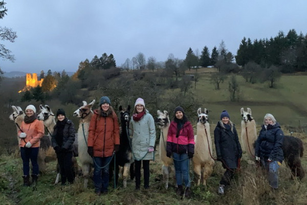 Junggesellinnen am Abend vor der Kulisse der Burgruine Schönecken