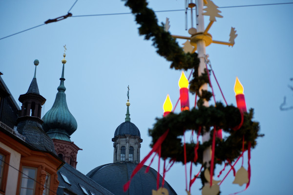 © FrankenTourismus, FWL, Würzburg, Hub
Weihnachtsdeko vor dem Neumünster