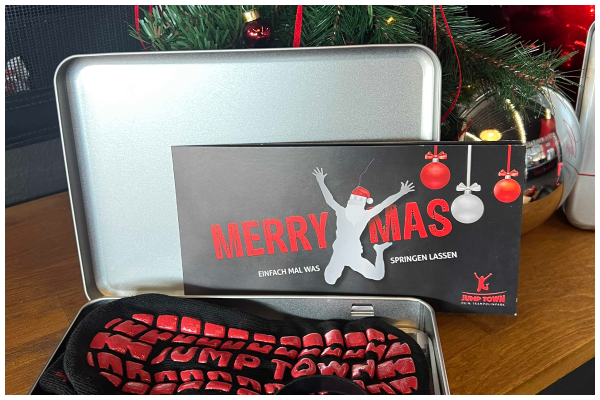 JUMP TOWN WEIHNACHTSBOX
Gutschein, Socken, Armband und Button in der attraktiven Geschenkbox aus Aluminum