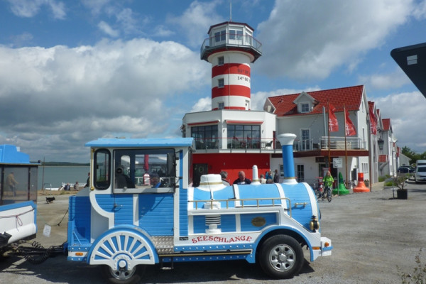 Bahn vor dem Leuchtturm