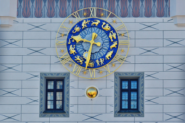 Eine besondere, eine Monduhr ist am Alten Rathausturm