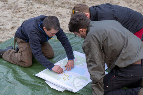 Orientierung mit Karte und Kompass