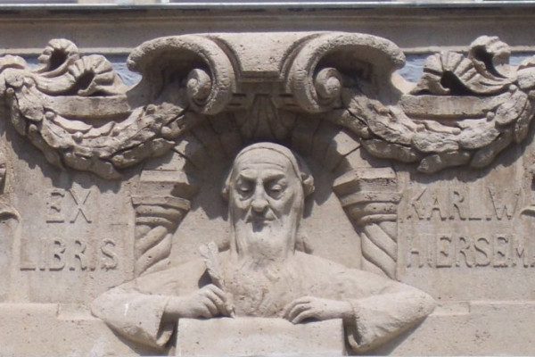 Bauschmuck kündet von der Tätigkeit im grafischen Viertel.