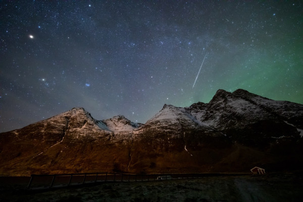 Nordlicht mit Sternschnuppe