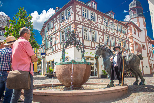 Rossmarkt Alzey mit Brunnen