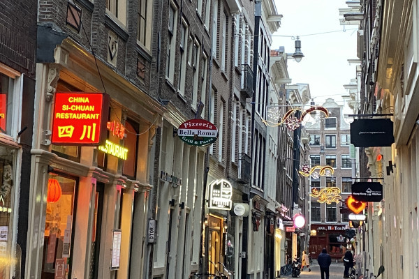 Rotlicht Viertel Amsterdam, Prostitution, Fenster, Etablissements, schmale Gassen, Amüsement und Nachtleben....