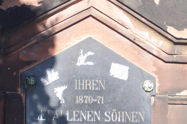 Der Grabstein im Park kündet noch von der wechselvollen Geschichte.