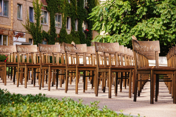 Die leeren Stühle, wo einst die Hauptsynagoge stand.