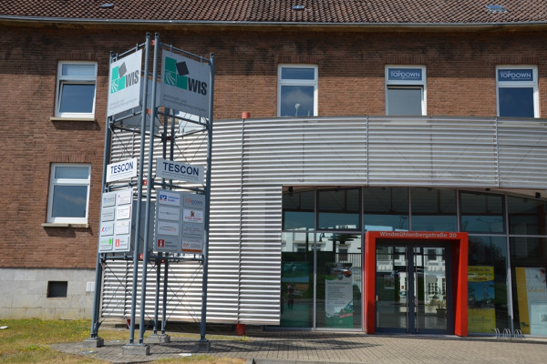 Eingangsbereich der Tourist-Information als Treffpunkt. (Mieter-)Parkplätze vor dem Gebäude können zur Veranstaltung kostenfrei genutzt werden.