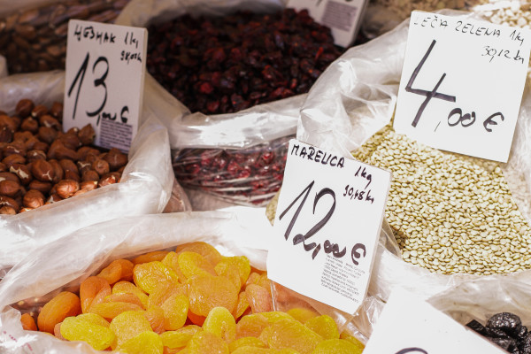 Lokale Delikatessen auf dem Markt von Split