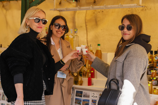 Verkostung von dalmatinischen Delikatessen und Rakija auf dem Markt von Split