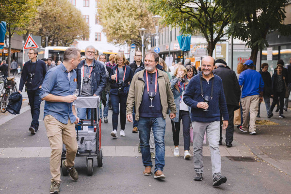 Mainz Stadtführung mit Weinprobe und einer Gruppe Touristen 