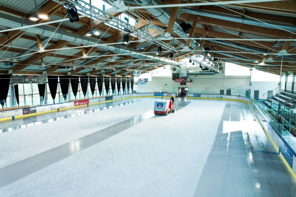 Die Eismeister bereiten ein spiegelblankes EISvergnügen.