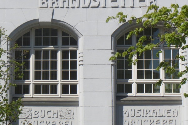 Viele Verlagshäuser künden noch von der graphischen Tradition.