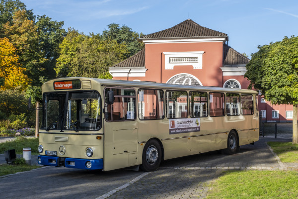 Historischer Linienbus vor Schloss Oberhausen / Ludwiggalerie