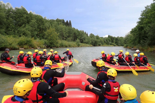 Spaß in der Gruppe beim Soft Rafting - das sichere Wildwasser Erlebnis im Allgäu mit MAP-Erlebnis